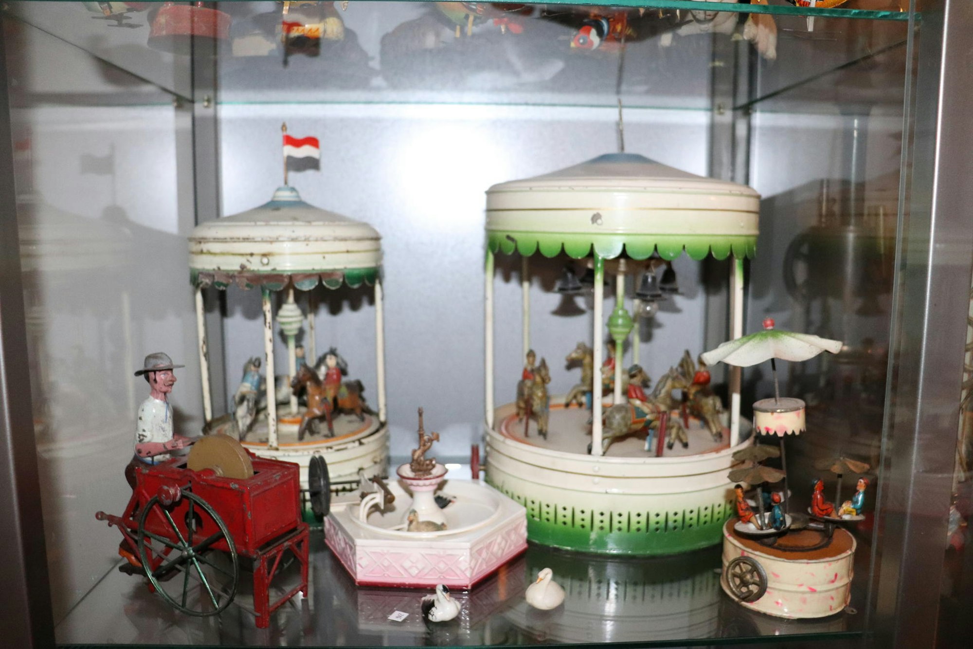 Brunnen, Karusells und ein Scherenschleifer