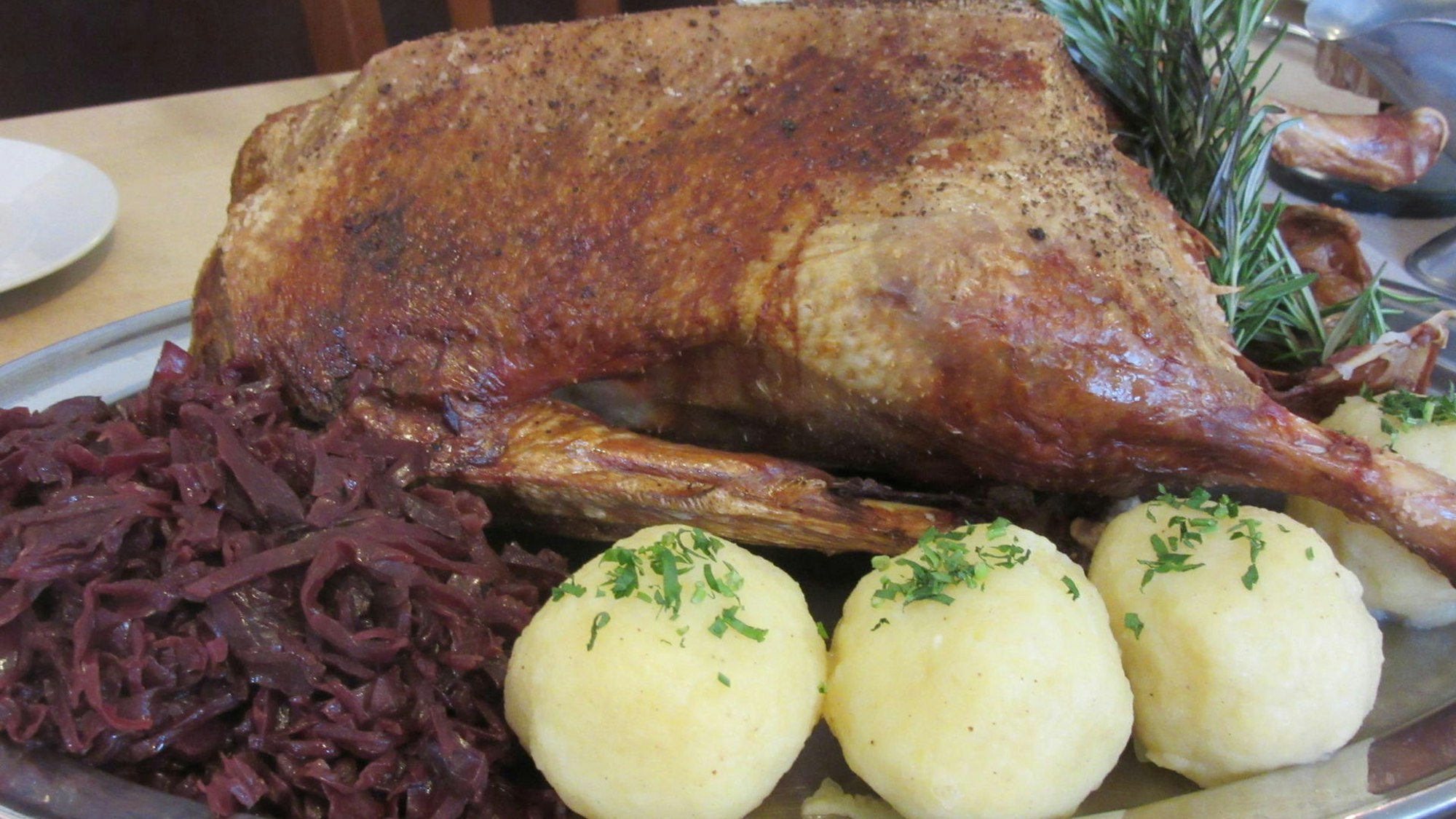Der saftige Gänsebraten im Restaurant Zur Sülzburg in Köln.