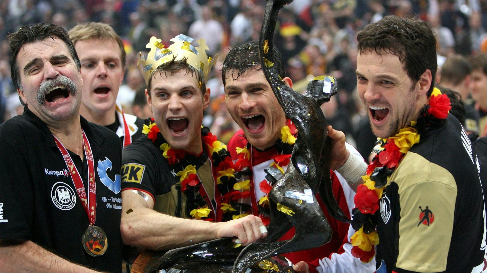 Das Wintermärchen 2007: Die deutschen Handballer um Trainer Heiner Brandt (l.) werden in Köln Weltmeister.
