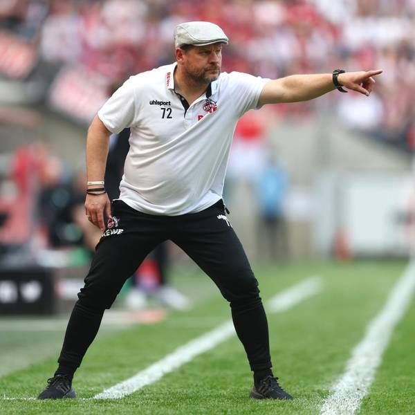 Steffen Baumgart zeigt (1)