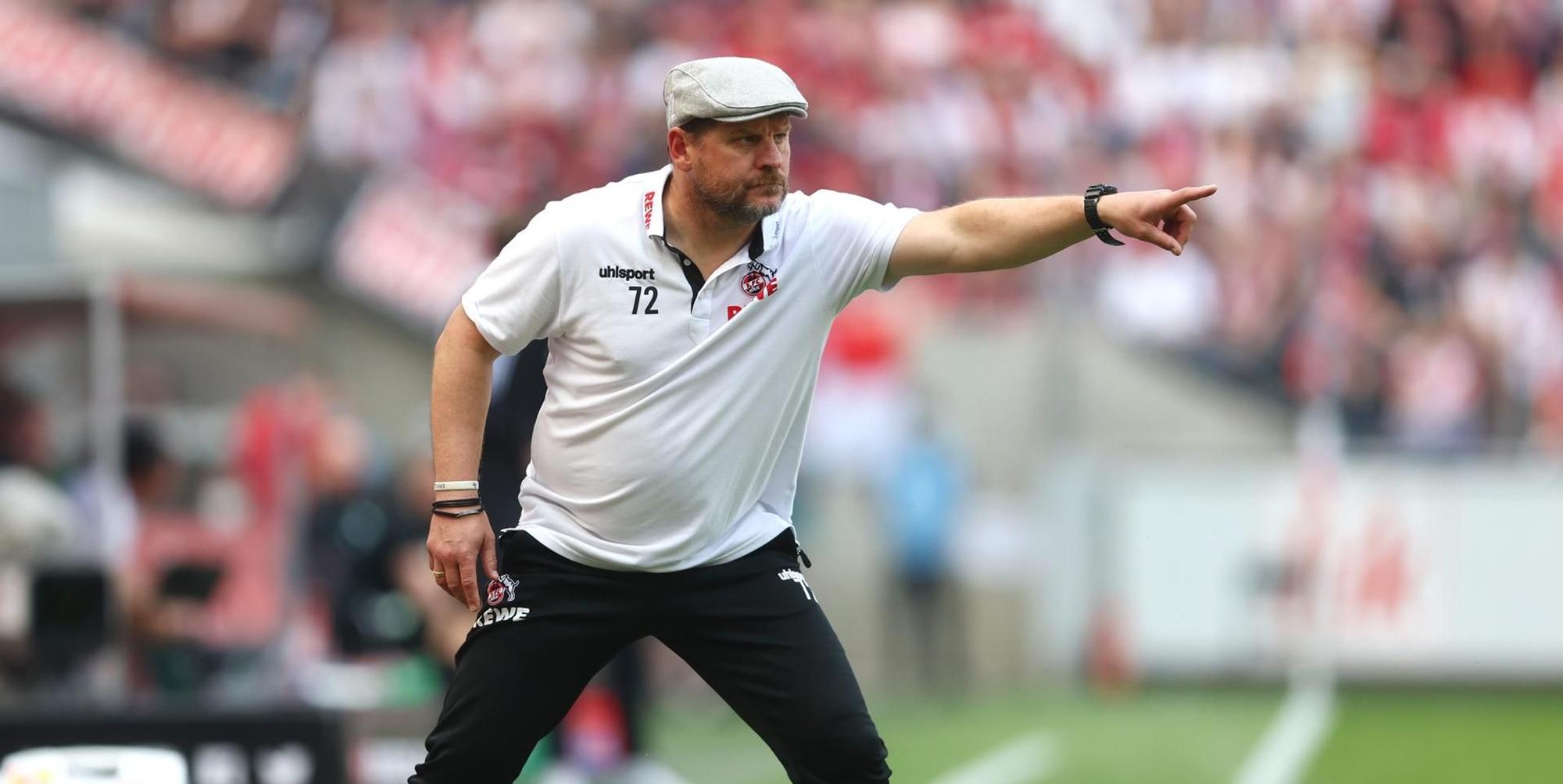 Steffen Baumgart zeigt (1)