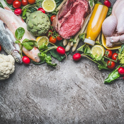 Gemüse, Obst, Fisch auf einem Tisch