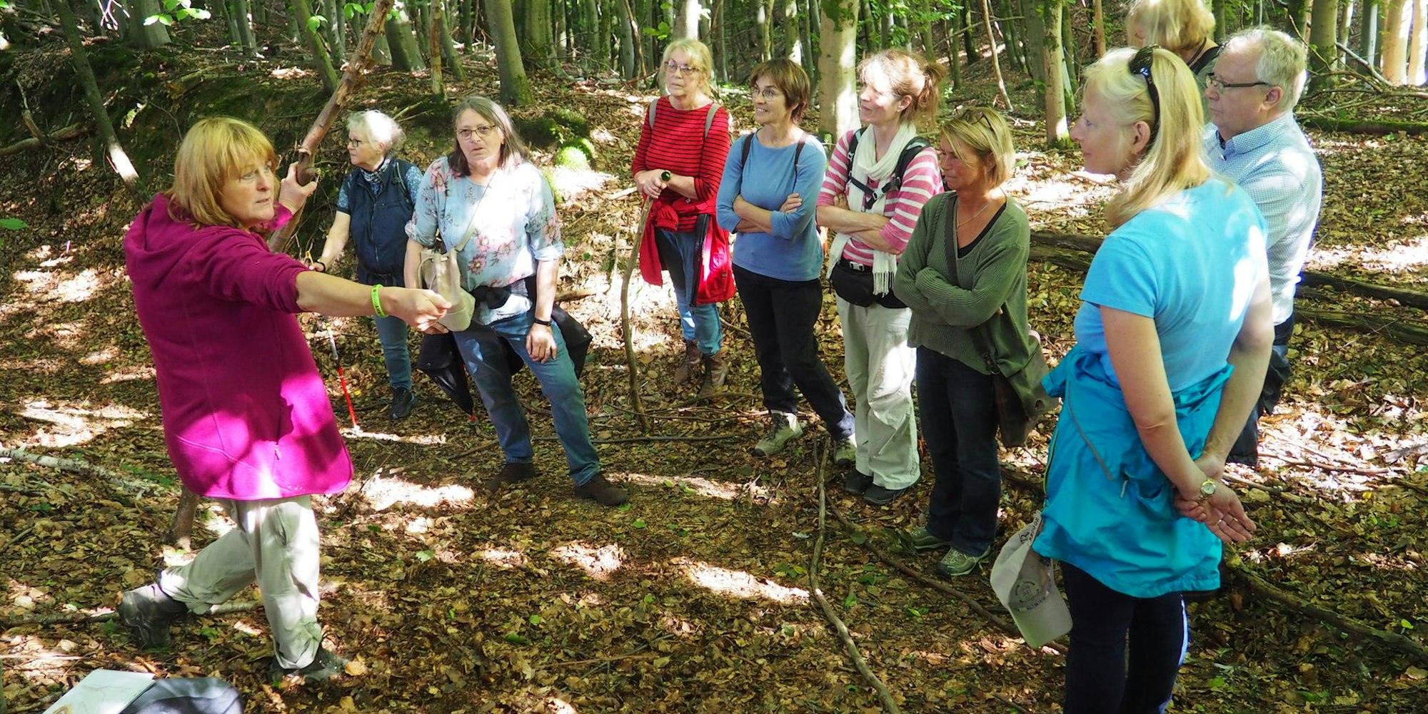 Heidi Neumann (links) erzählt ein Märchen zur Eifgenburg (2)
