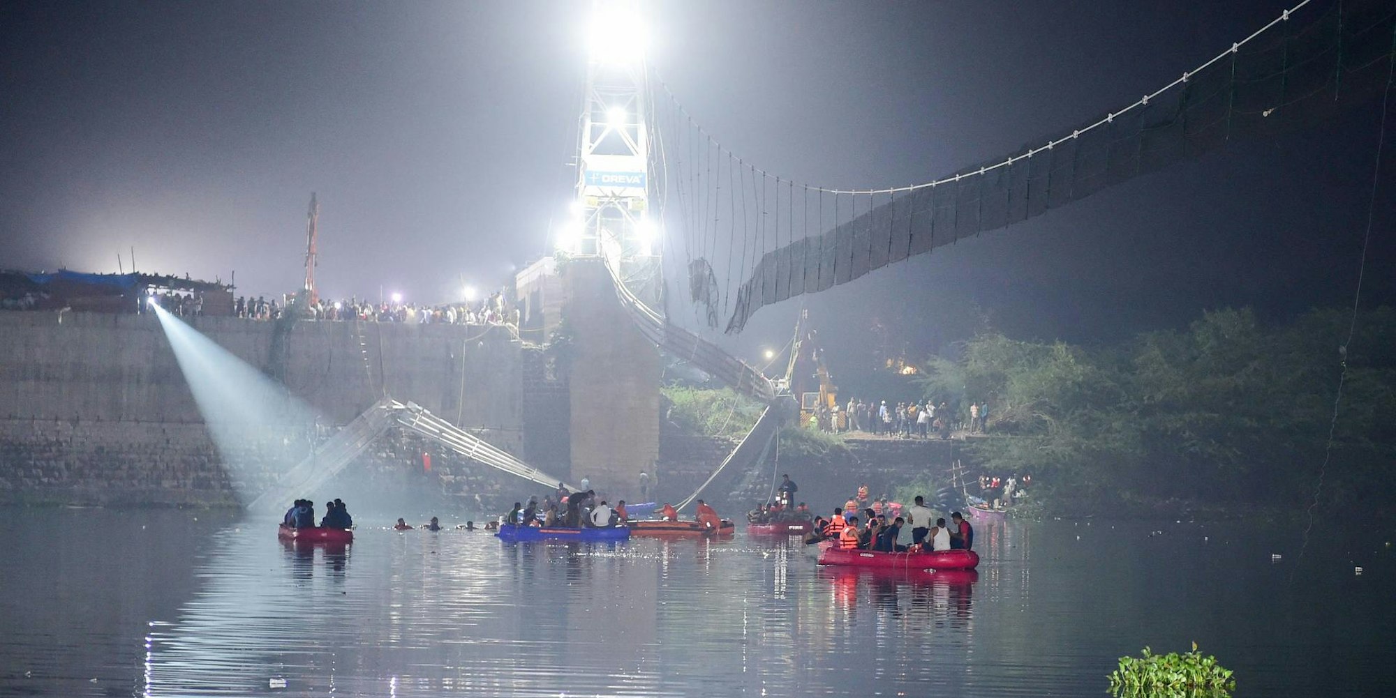 Eingestürzte Brücke Indien 3110
