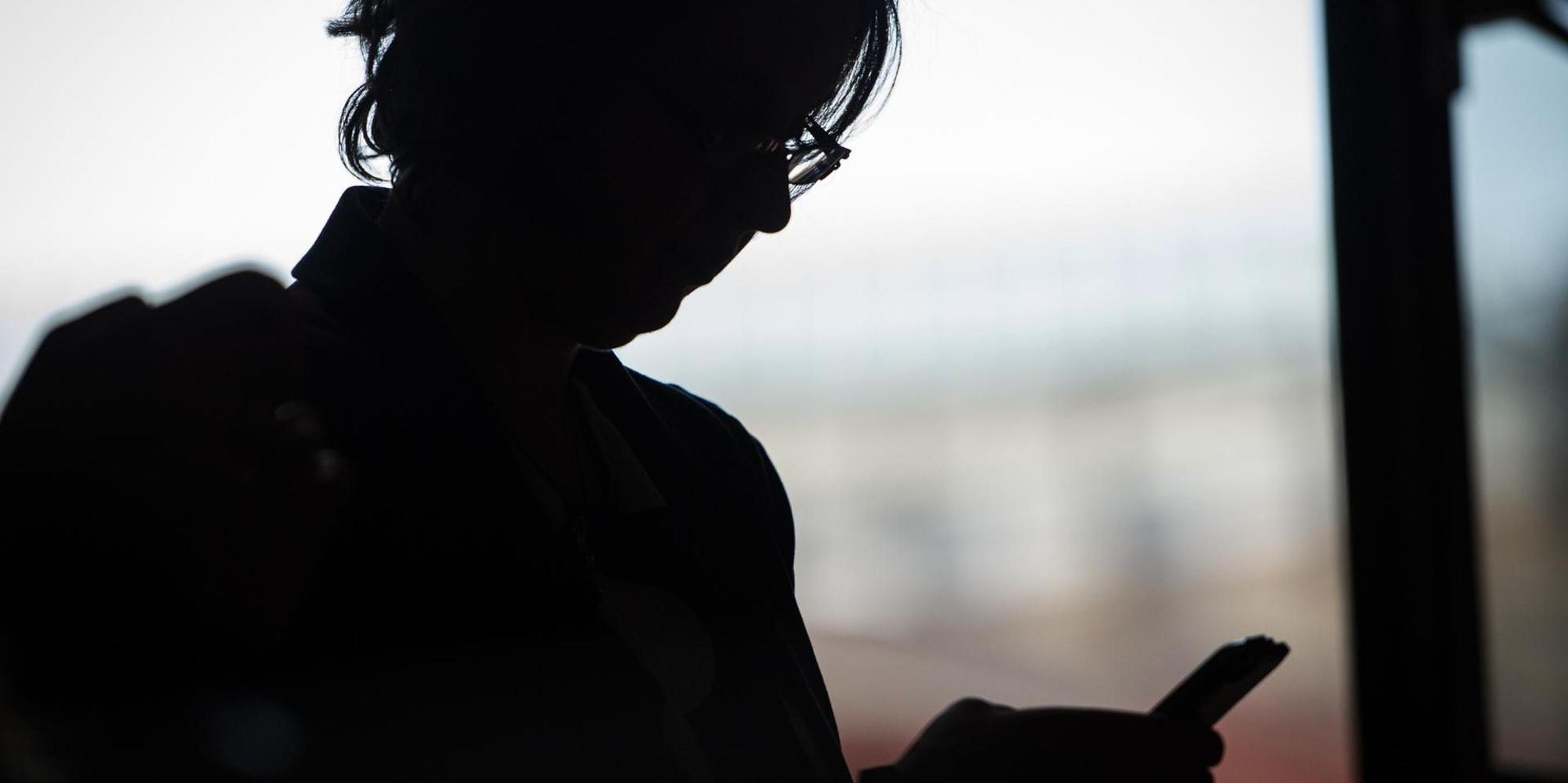 Frau mit Smartphone dpa