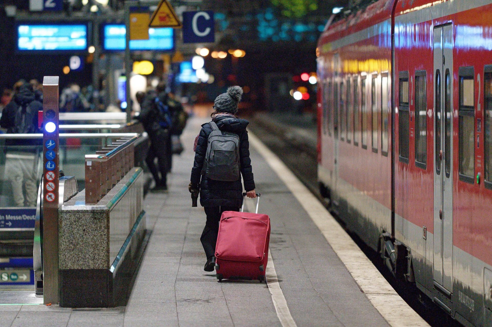 Pendlerin Verkehr Bahn Köln