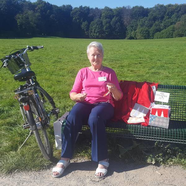 Strickende Frau