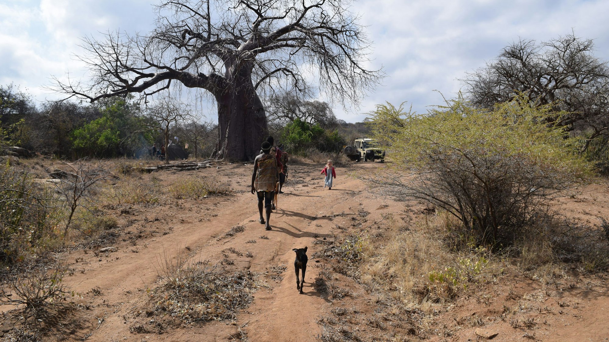 Rosy aus San Francisco rennt in Tansania alleine durch die Landschaft.