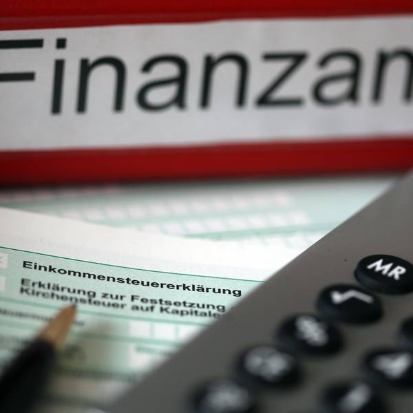Finanzamt-Ordner und Steuererklärung