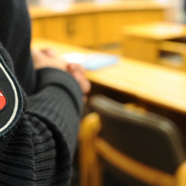 Justizbeamter im Gericht