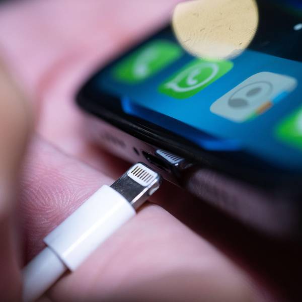 Iphone Ladekabel Symbolbild