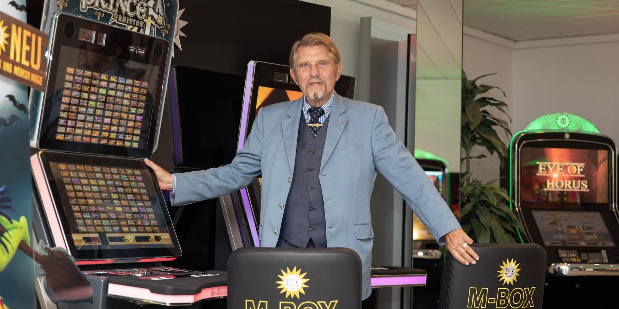 Paul Gauselmann mit Automaten
