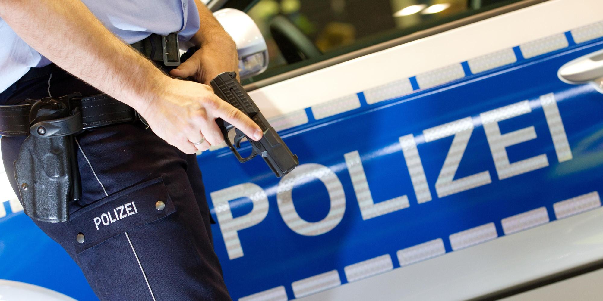 Polizist vor Polizeiauto