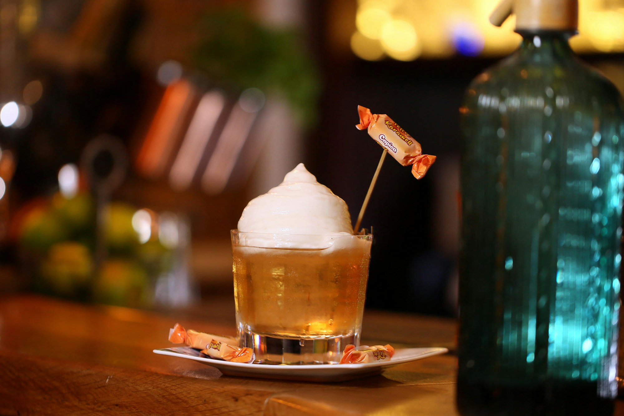 Cocktails für Karneval und danach Kamelle Old fashioned