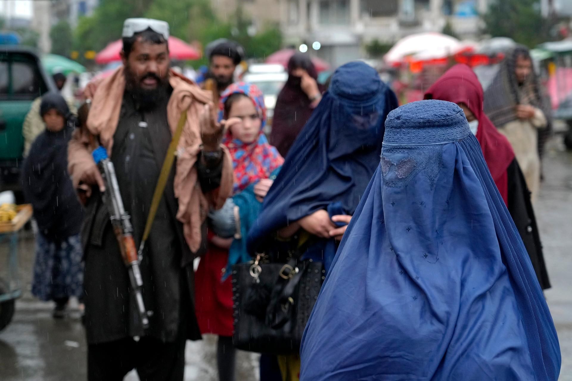 Taliban Kämpfer Frauen Schleier 030522