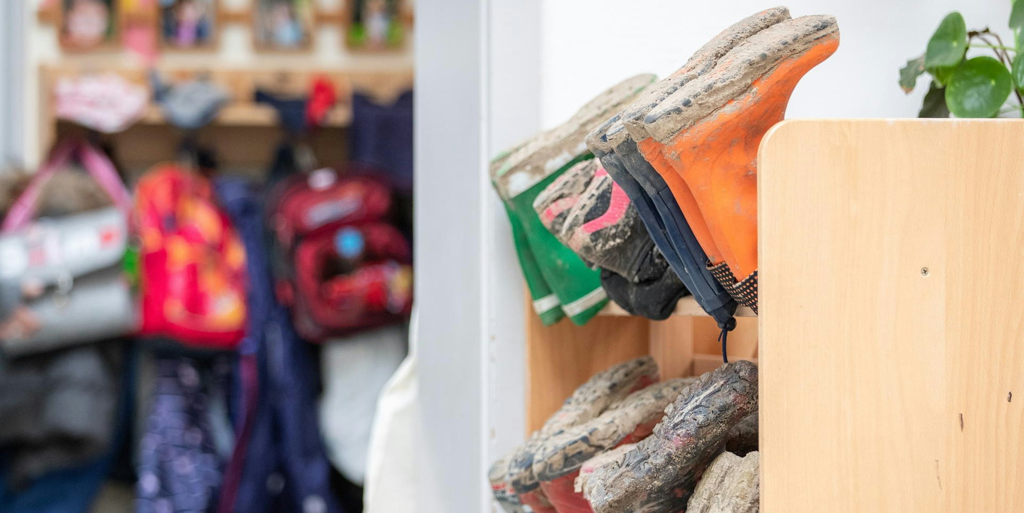 Regenkleidung Kita Symbolbild 140222