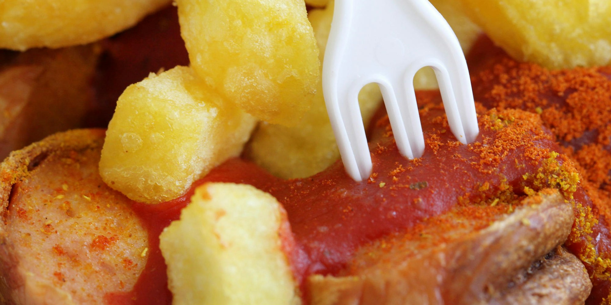 Pommes Currywurst dpa