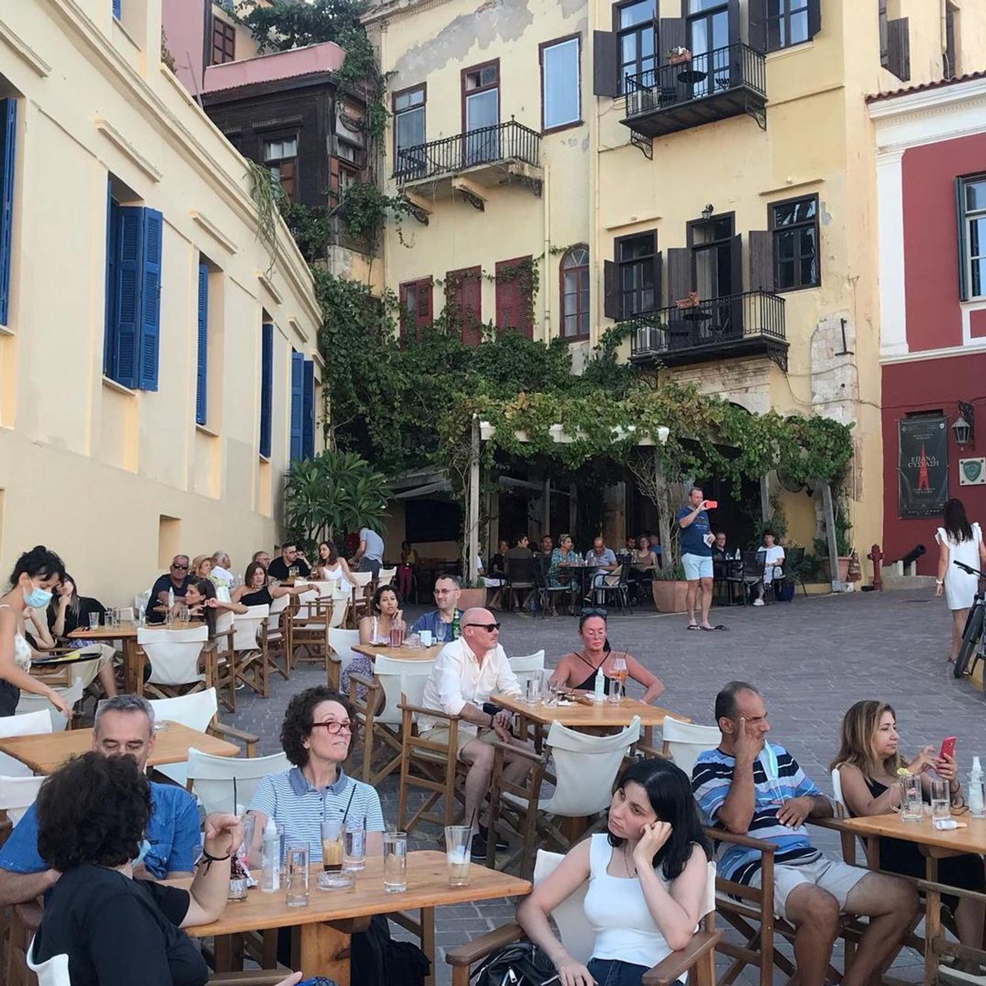 Straßencafé mit Menschen in Griechenland