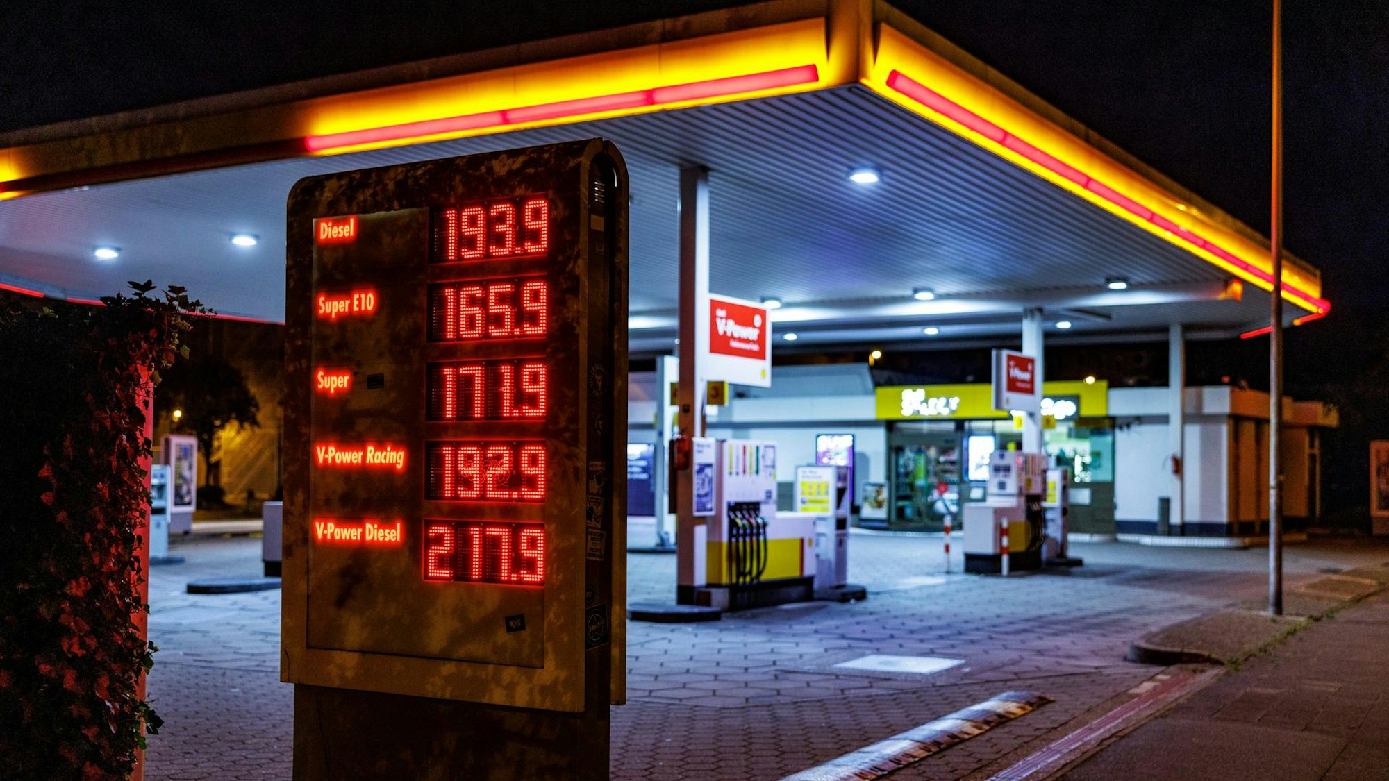 Das Bild zeigt eine Tankstelle in den Abendstunden.