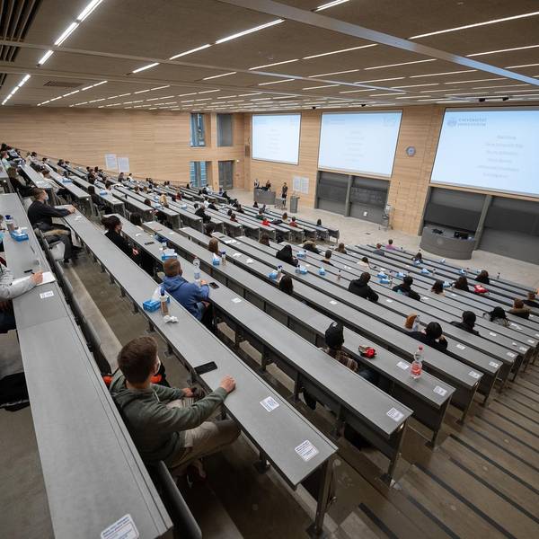 Studierende in einem Lehrsaal