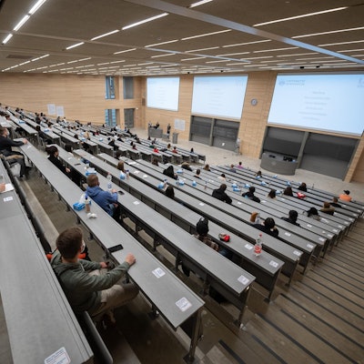 Studierende in einem Lehrsaal