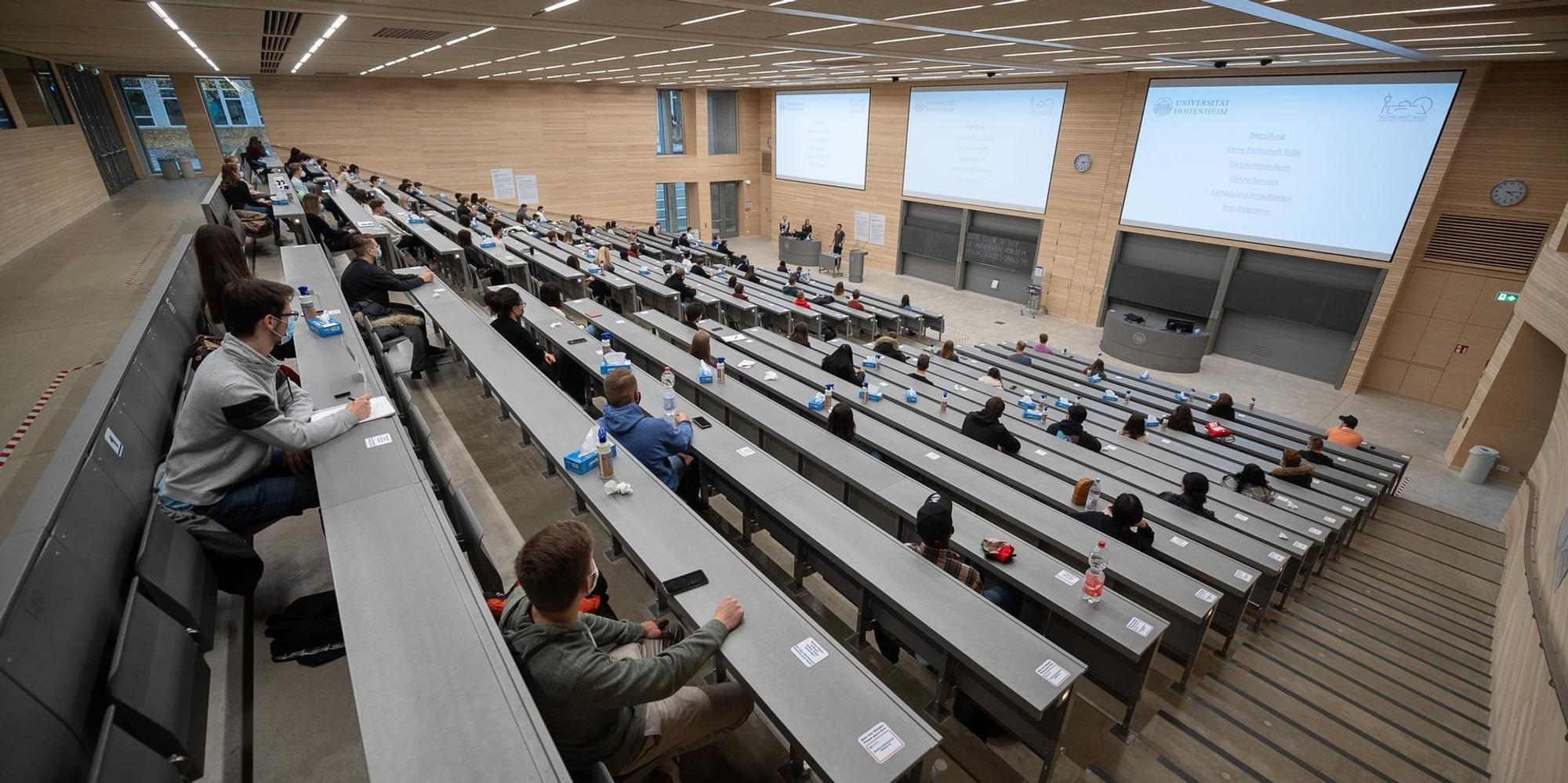 Studierende in einem Lehrsaal