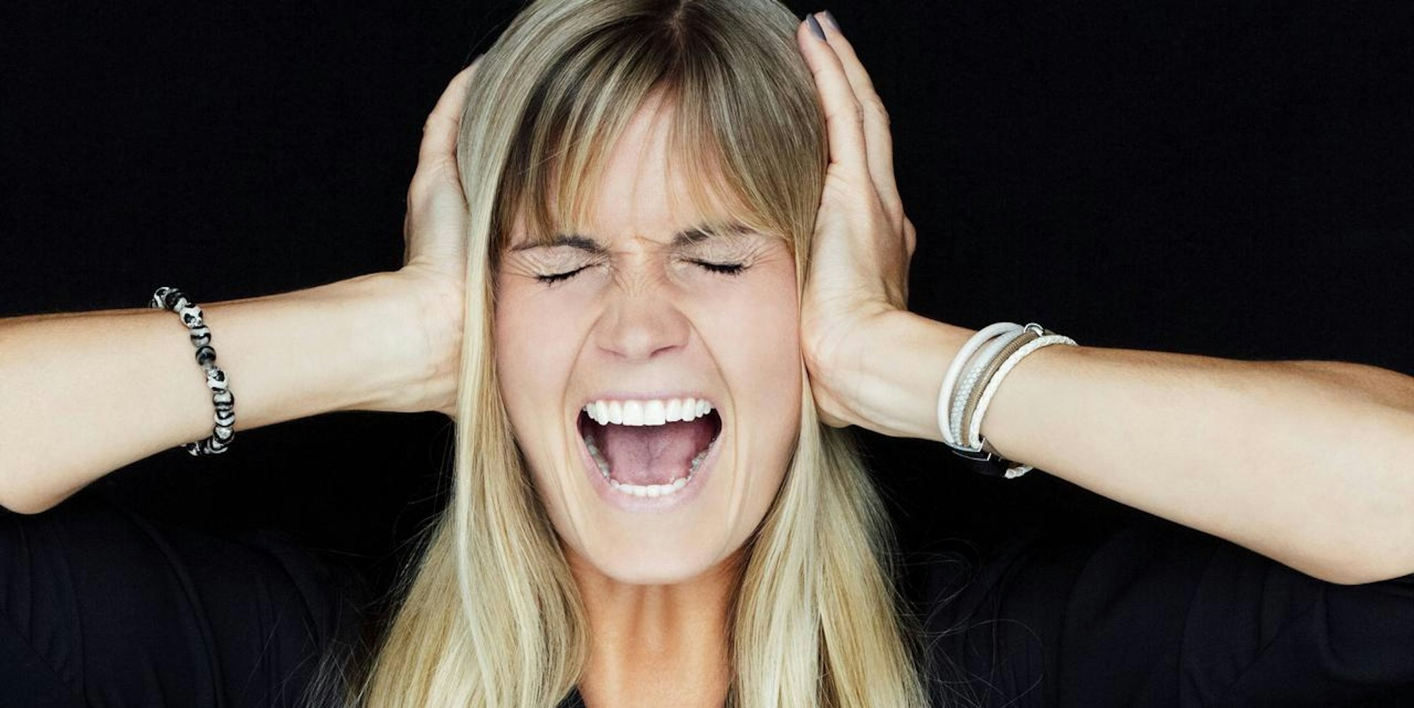 laute musik ohren zuhalten ohrwurm imago