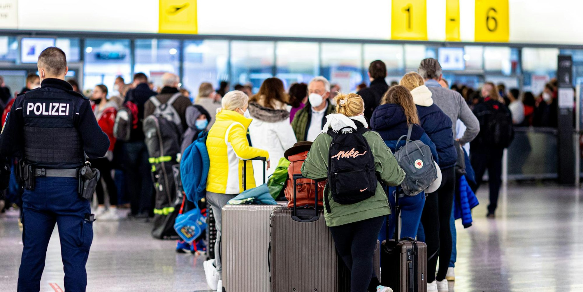 Flughafen Maske tragen