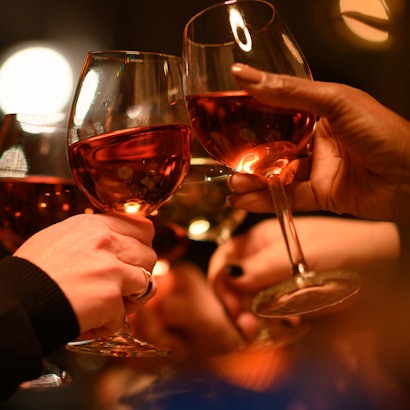 Symbolbild Bier und Wein ab 18