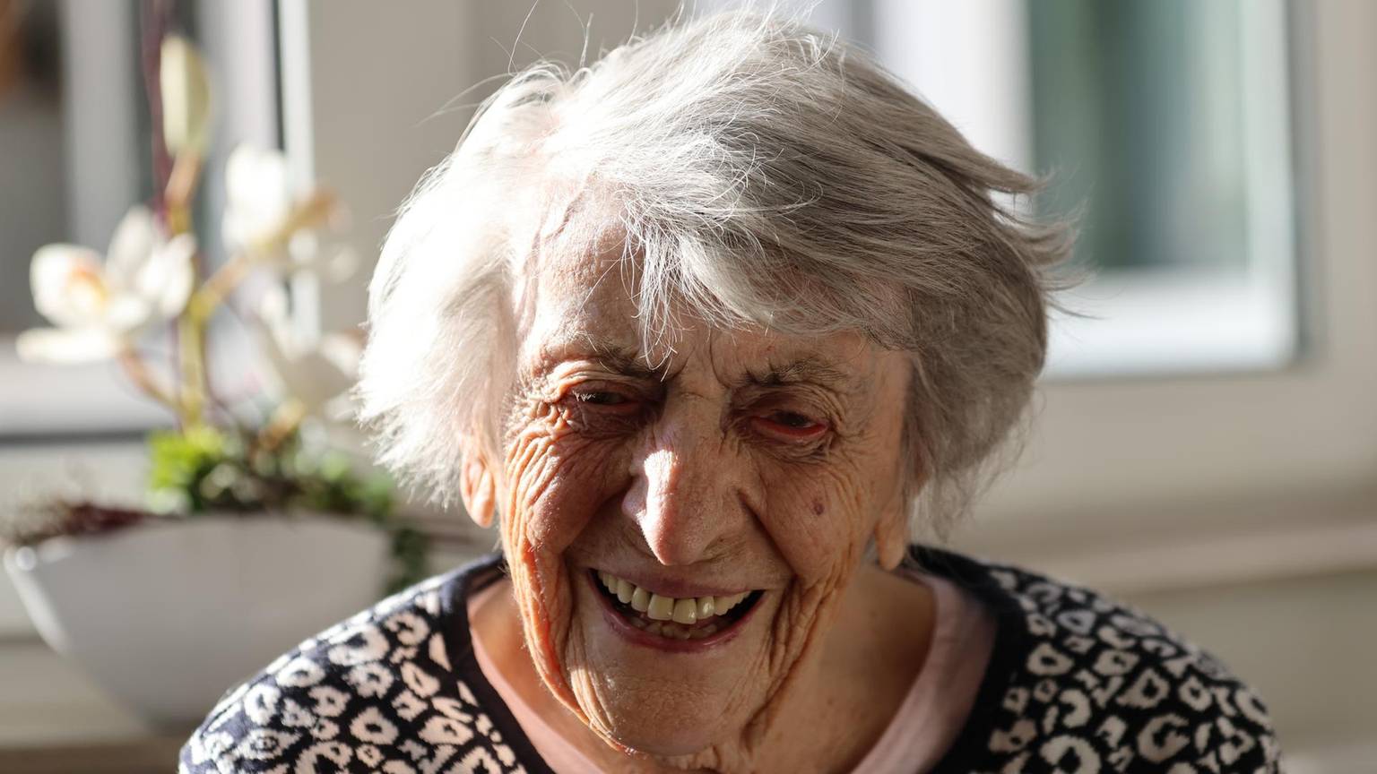 Die Oberbergerin Marianne Mureck lächelt in die Kamera.