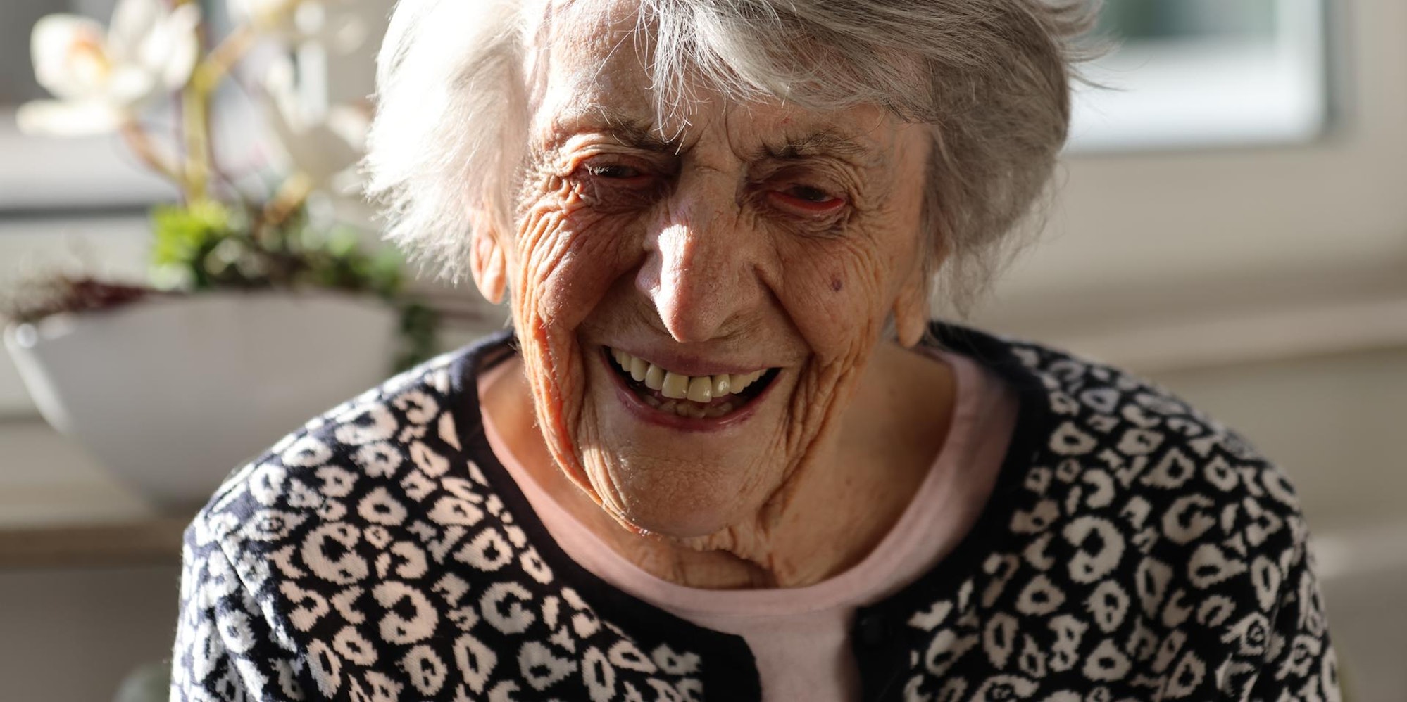 Die Oberbergerin Marianne Mureck lächelt in die Kamera.