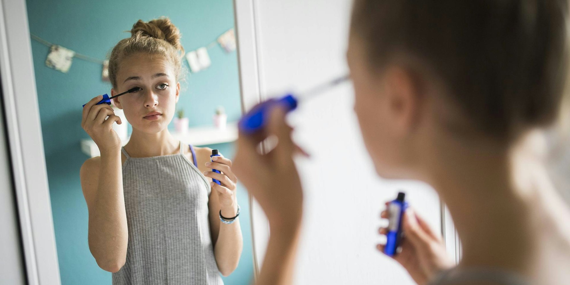 Mädchen_beim_Schminken_imago