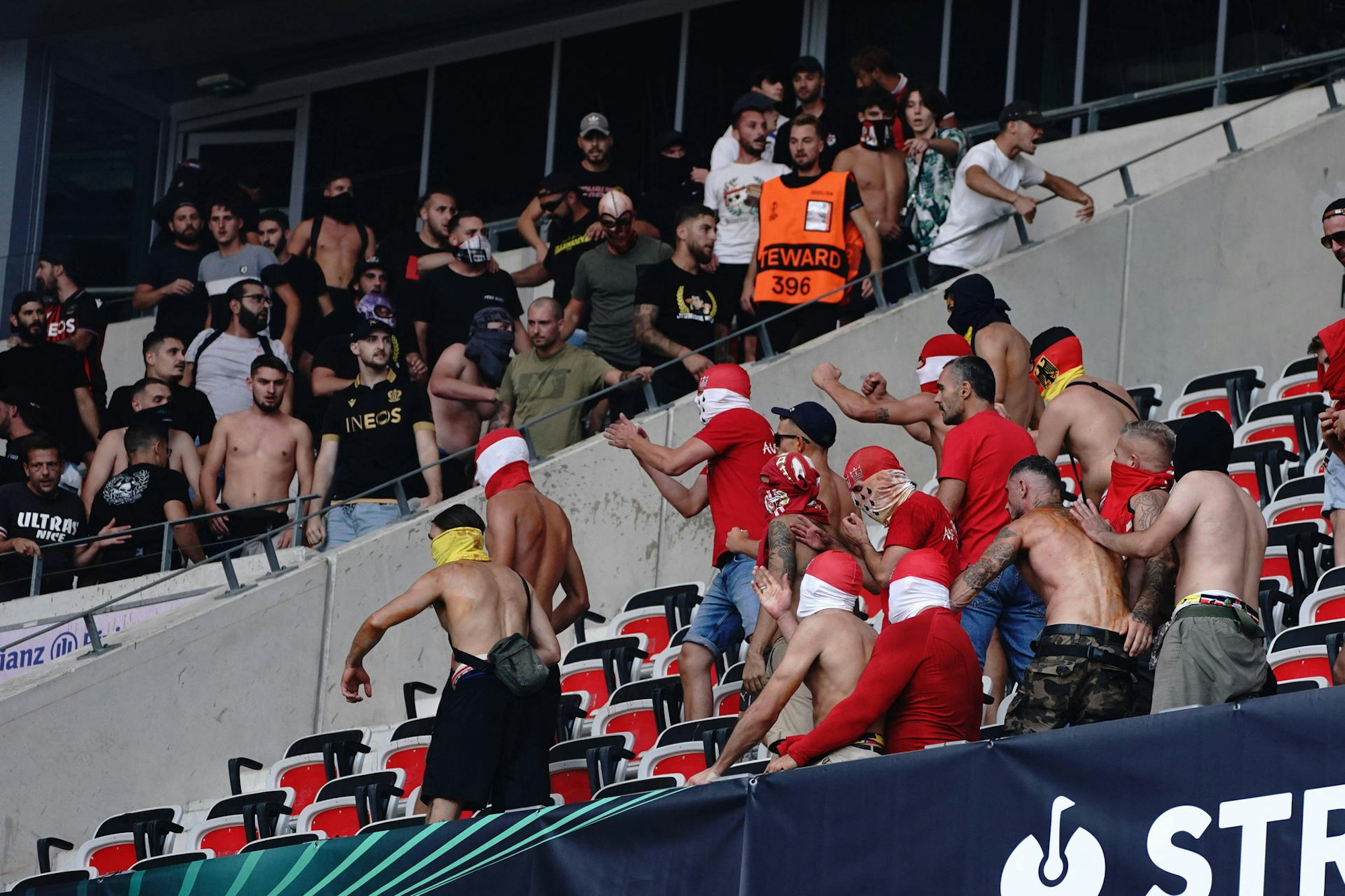 Kölner Hooligans lieferten sich auf den Rängen des Stadions Schlägereien mit französischen Fans.