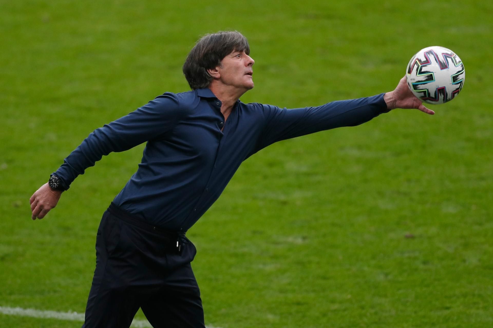 Löw mit Ball