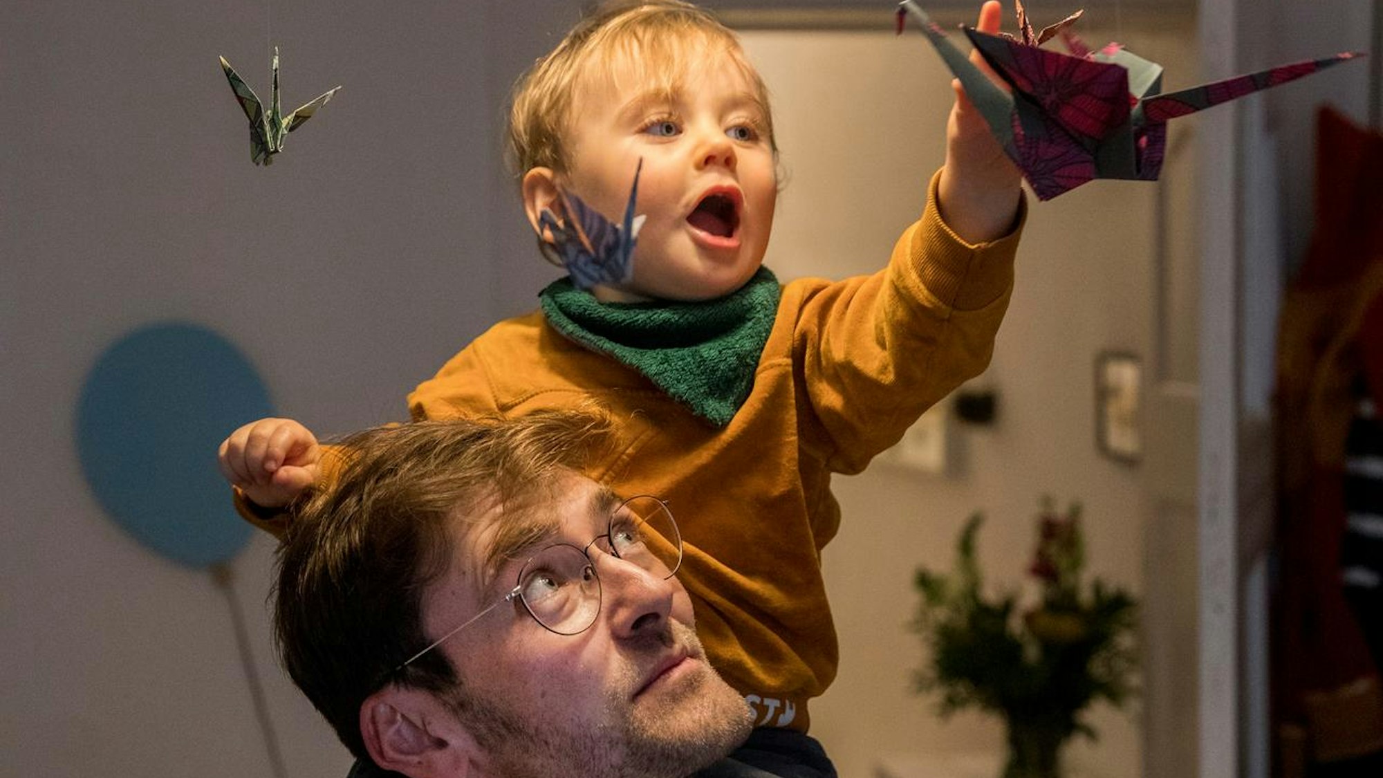 Jesse staunt über einen Papiervogel.