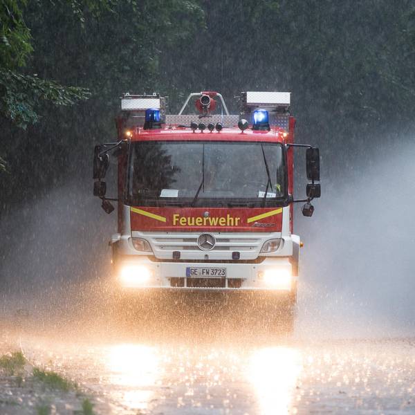 Ein Feuerwehrauto im Regen.