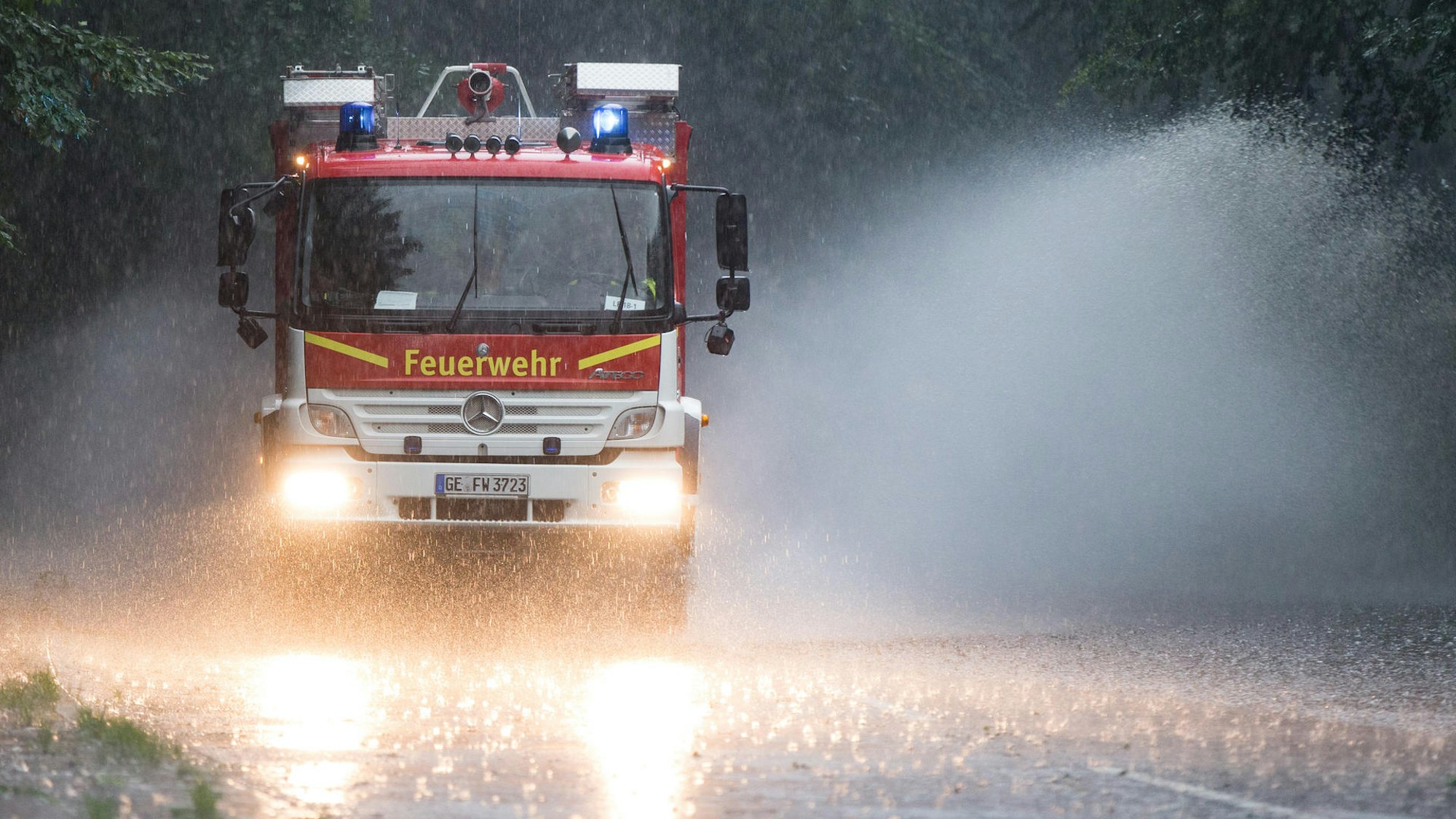 Ein Feuerwehrauto im Regen.