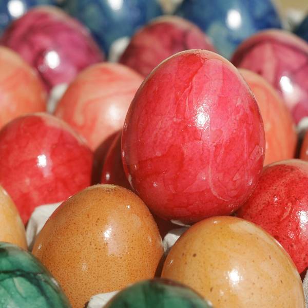 Im Supermarkt gibt es gefärbte Ostereier zu kaufen