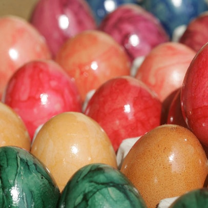 Im Supermarkt gibt es gefärbte Ostereier zu kaufen