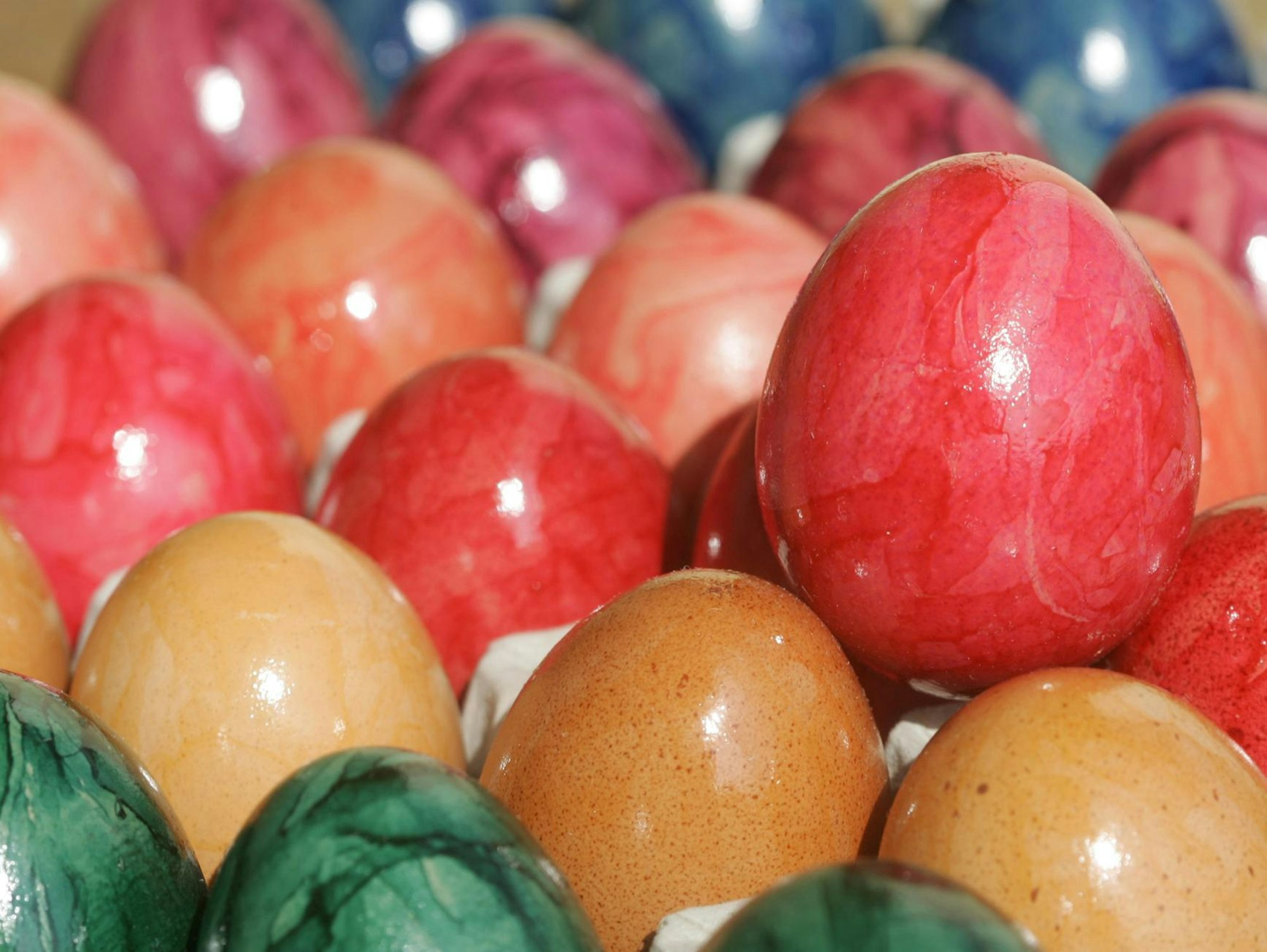 Im Supermarkt gibt es gefärbte Ostereier zu kaufen