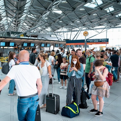 Schlange am Flughafen
