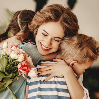 Zwei Kinder gratulieren zum Muttertag Getty Images