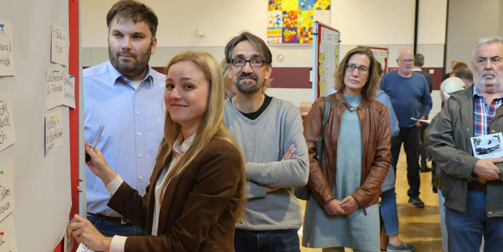 Klimaschutzmanagerin Morsbach steht vor einer Tafel und sammelt erste Vorschläge für die Verkehrswende.