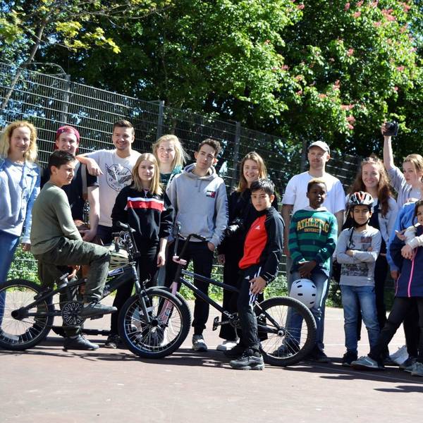 ks_MEschenich_Schueler_Studenten_auf_Tennisplatz