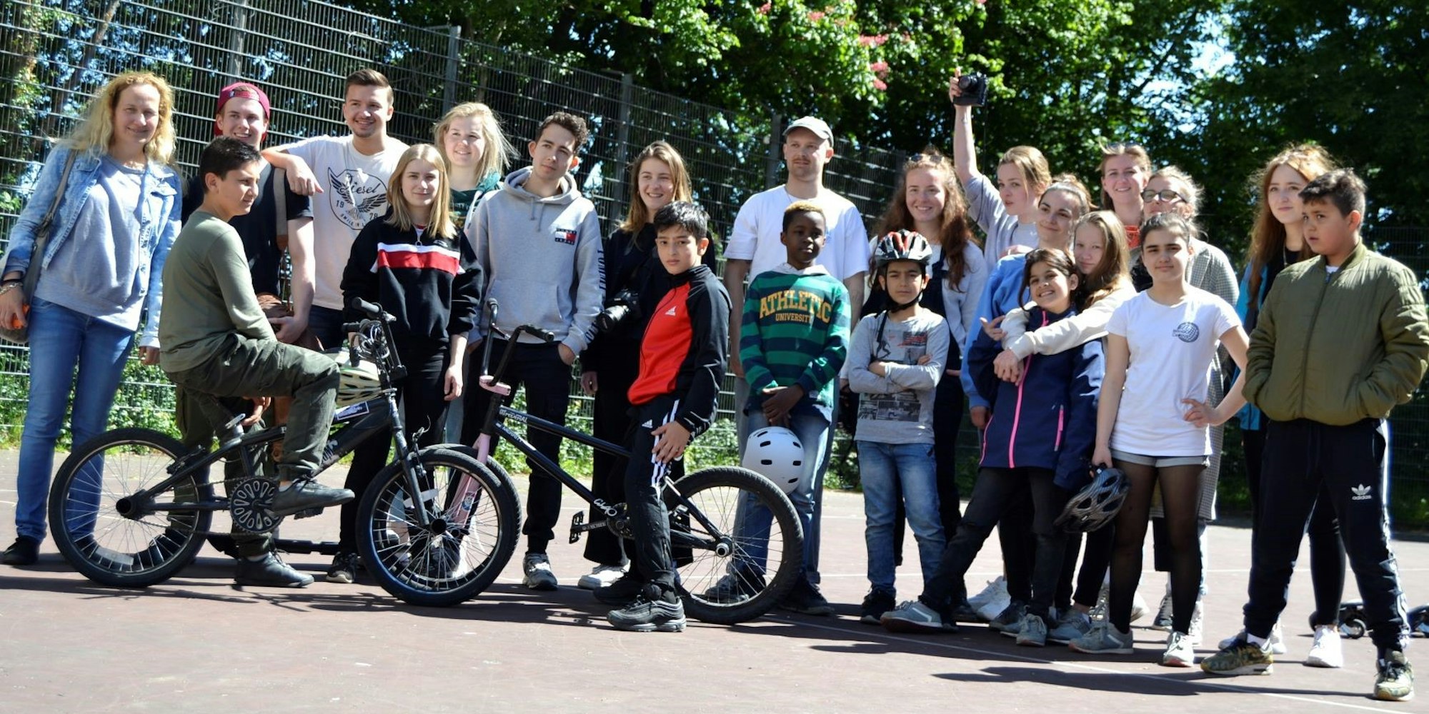 ks_MEschenich_Schueler_Studenten_auf_Tennisplatz