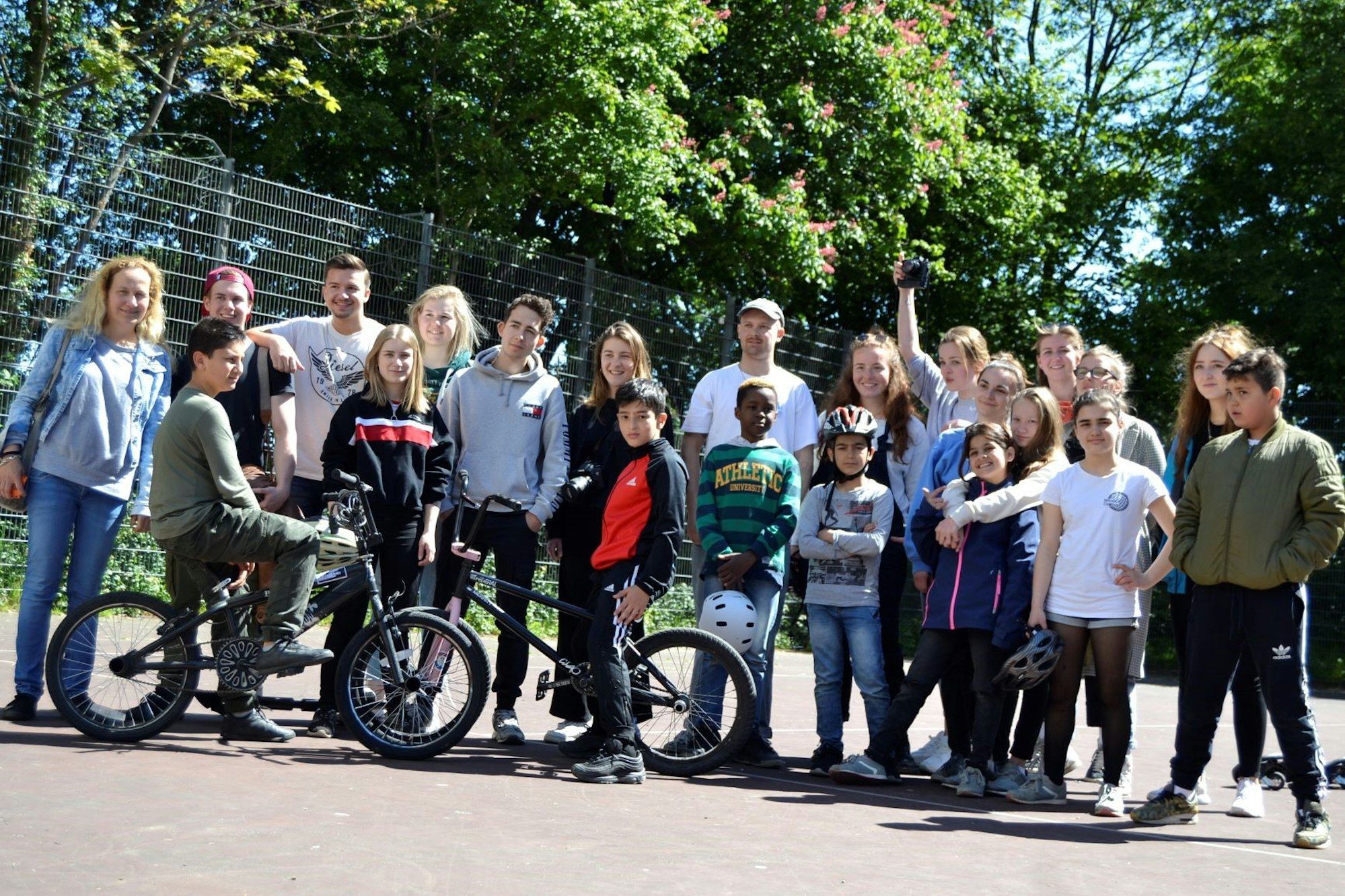 ks_MEschenich_Schueler_Studenten_auf_Tennisplatz
