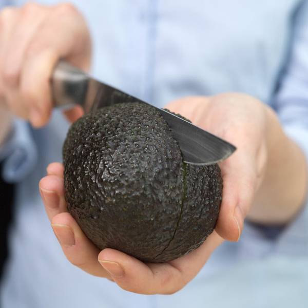 Avocado_aufscheiden_Hand_Messer_dpa