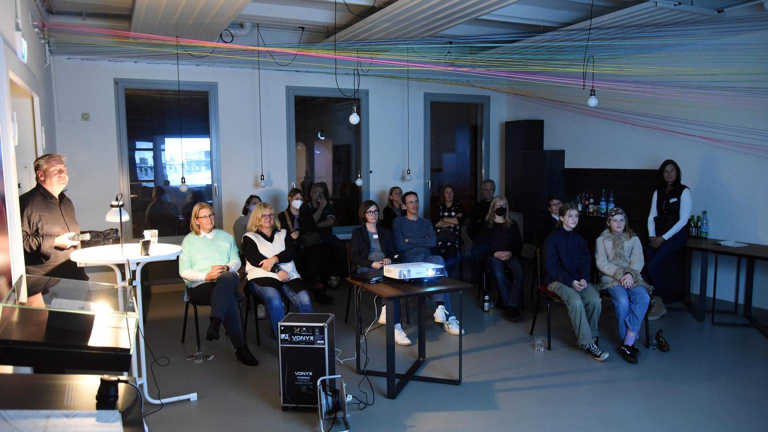 Der Filmvortrag ist gut besucht: Viele Teilnehmende sitzen im Vorführraum und schauen sich den Film an.