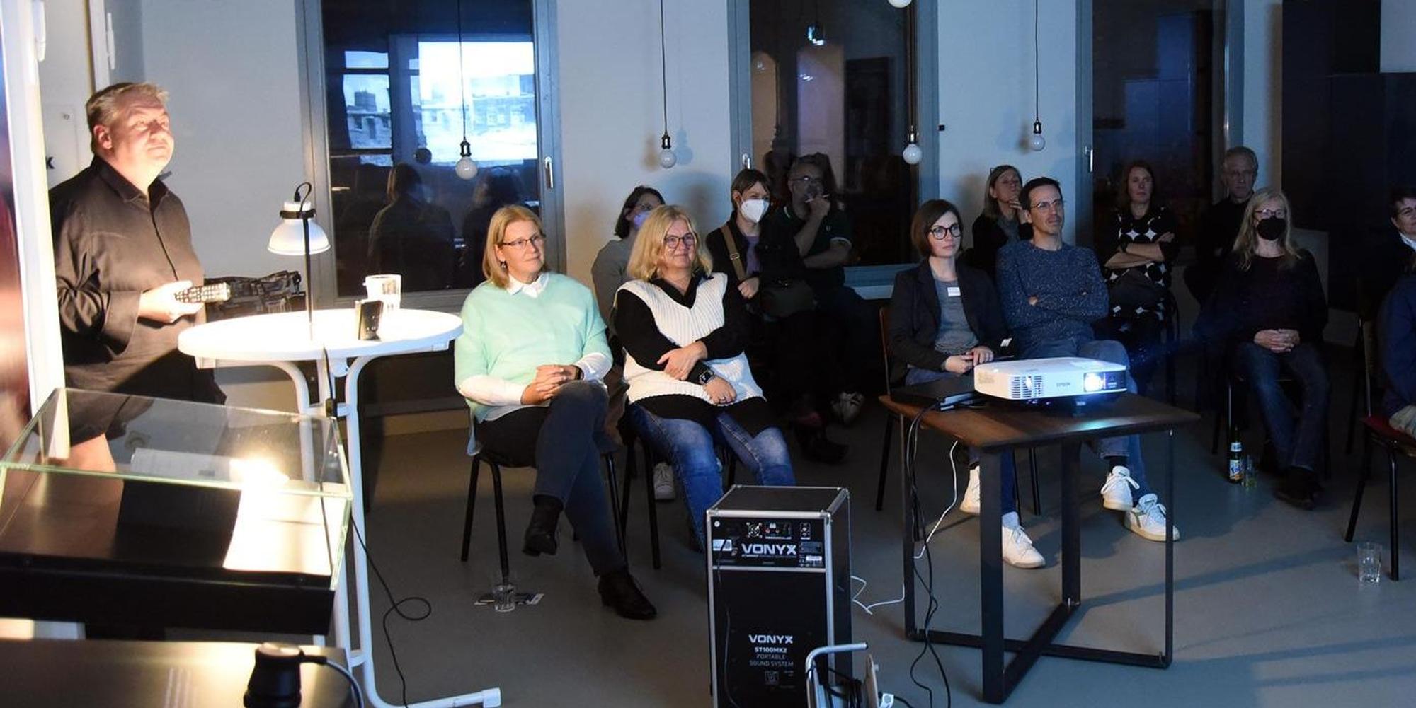 Der Filmvortrag ist gut besucht: Viele Teilnehmende sitzen im Vorführraum und schauen sich den Film an.