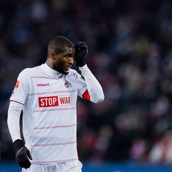 Modeste wischt sich ins Gesicht